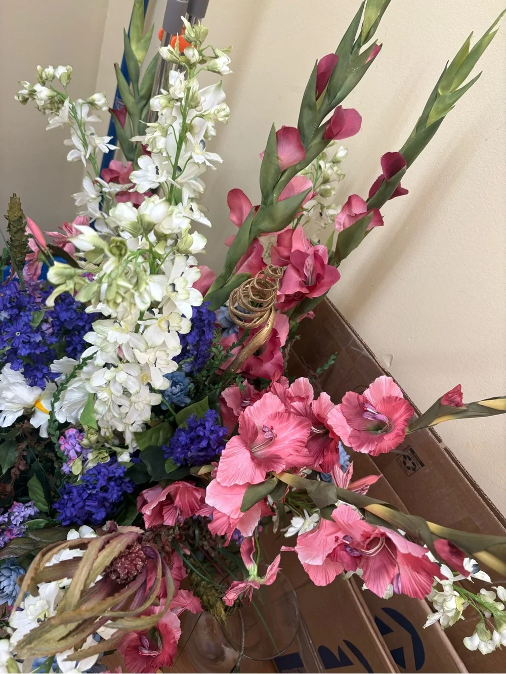 HUGE!!!! Beautiful Silk Flower Arrangement. Verrry Big!